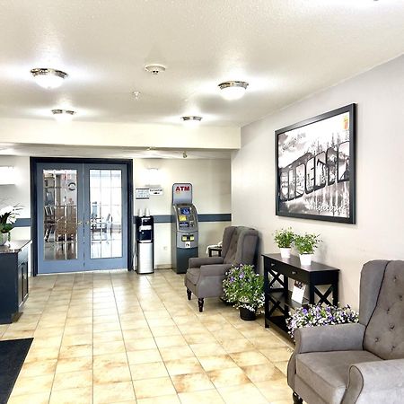 Super 8 By Wyndham Whitecourt Hotel Екстериор снимка