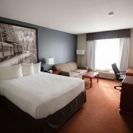 Super 8 By Wyndham Whitecourt Hotel Екстериор снимка