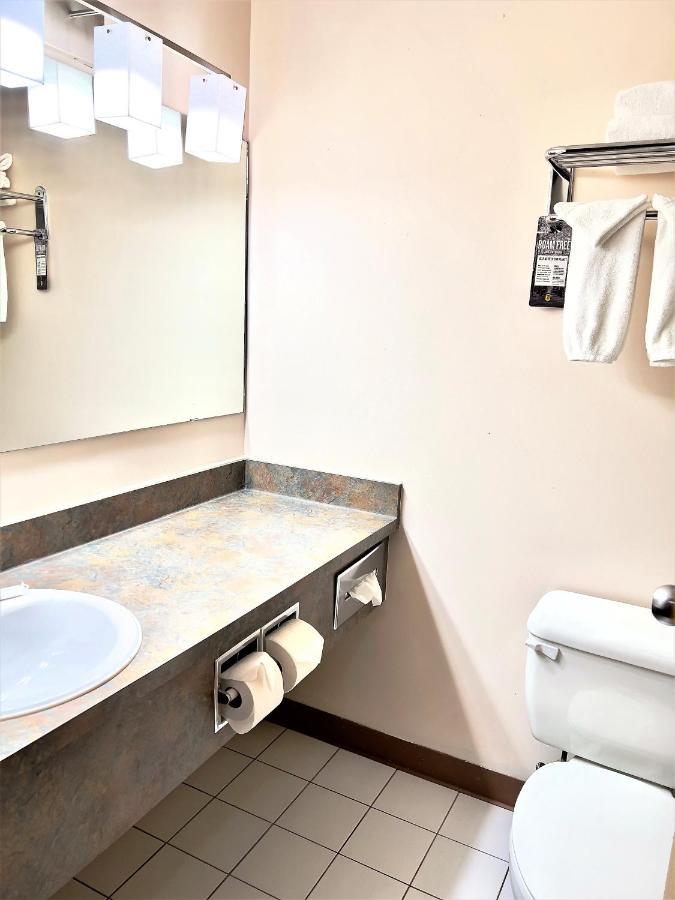 Super 8 By Wyndham Whitecourt Hotel Екстериор снимка