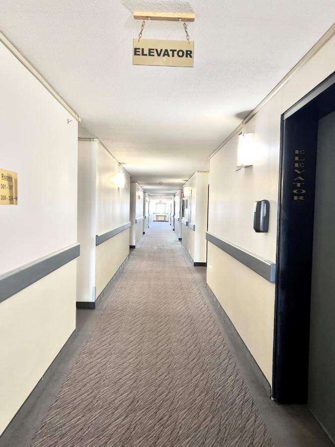 Super 8 By Wyndham Whitecourt Hotel Екстериор снимка