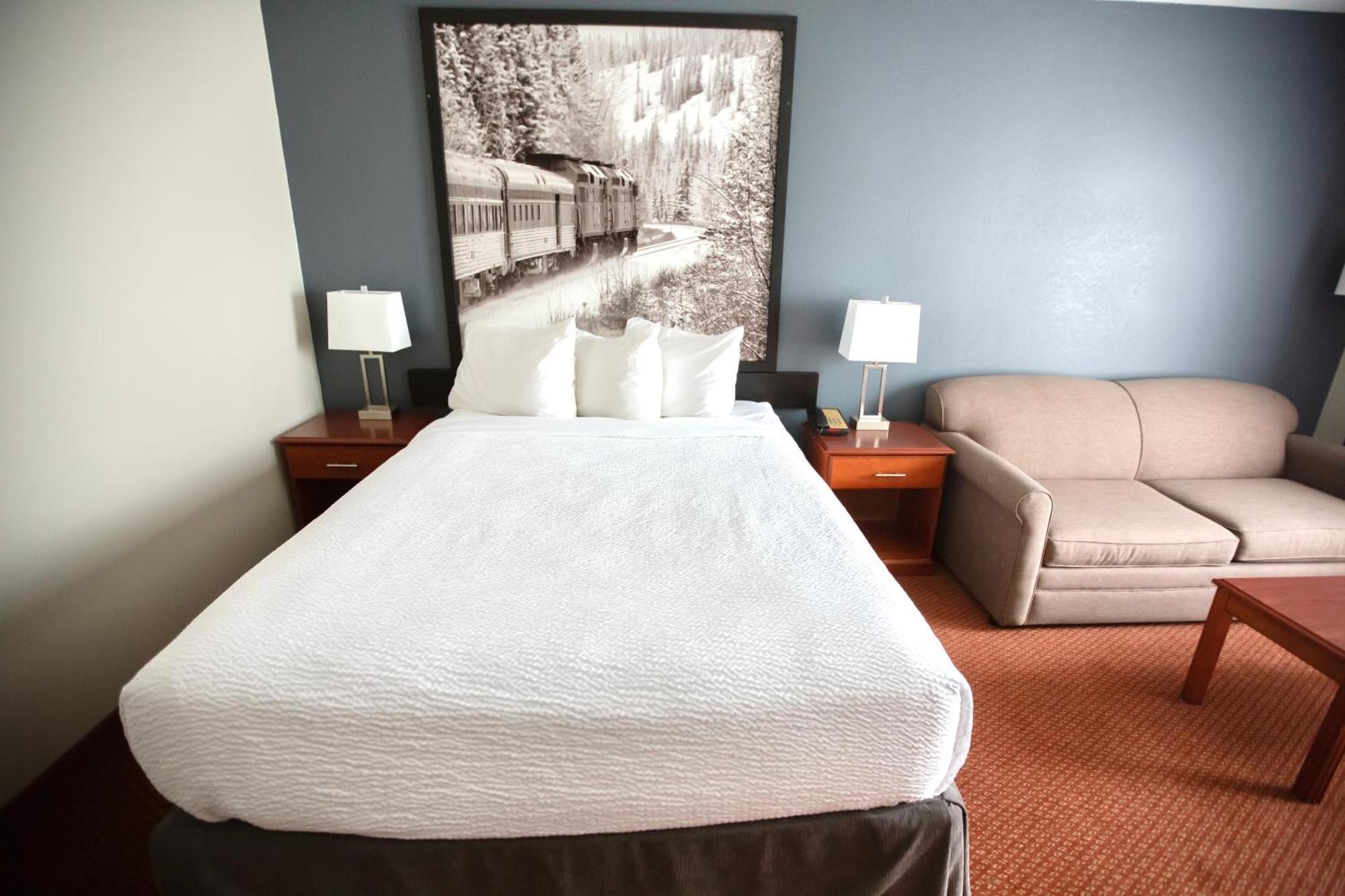 Super 8 By Wyndham Whitecourt Hotel Екстериор снимка