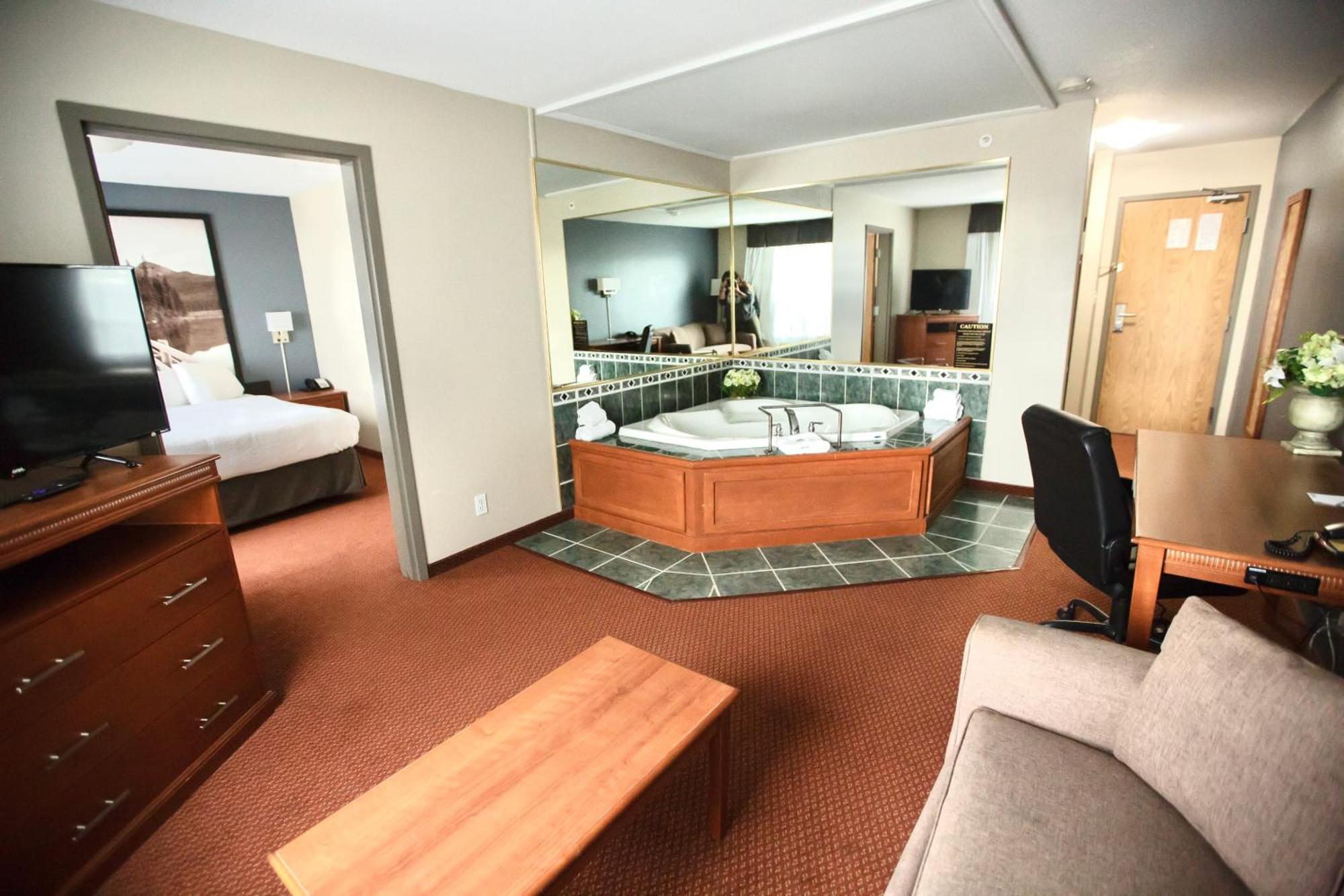 Super 8 By Wyndham Whitecourt Hotel Екстериор снимка