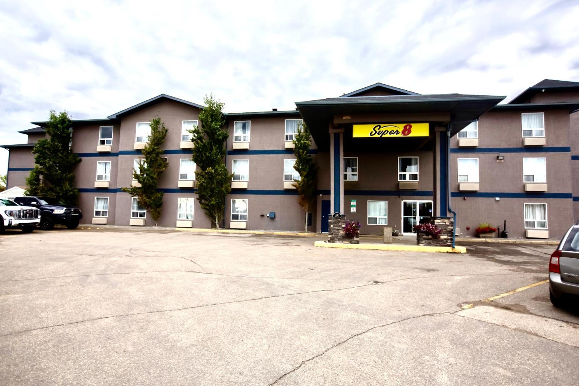Super 8 By Wyndham Whitecourt Hotel Екстериор снимка