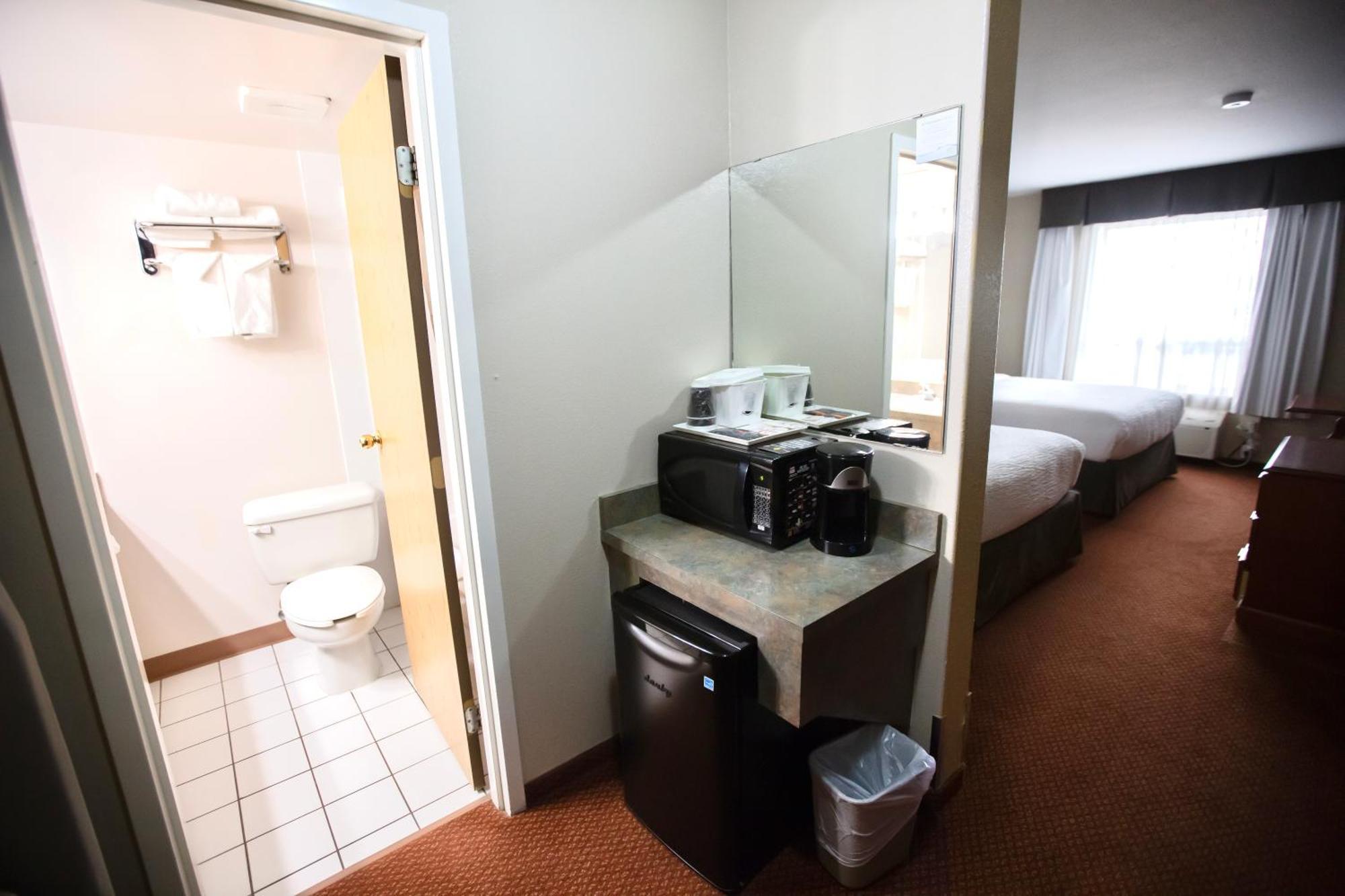 Super 8 By Wyndham Whitecourt Hotel Екстериор снимка