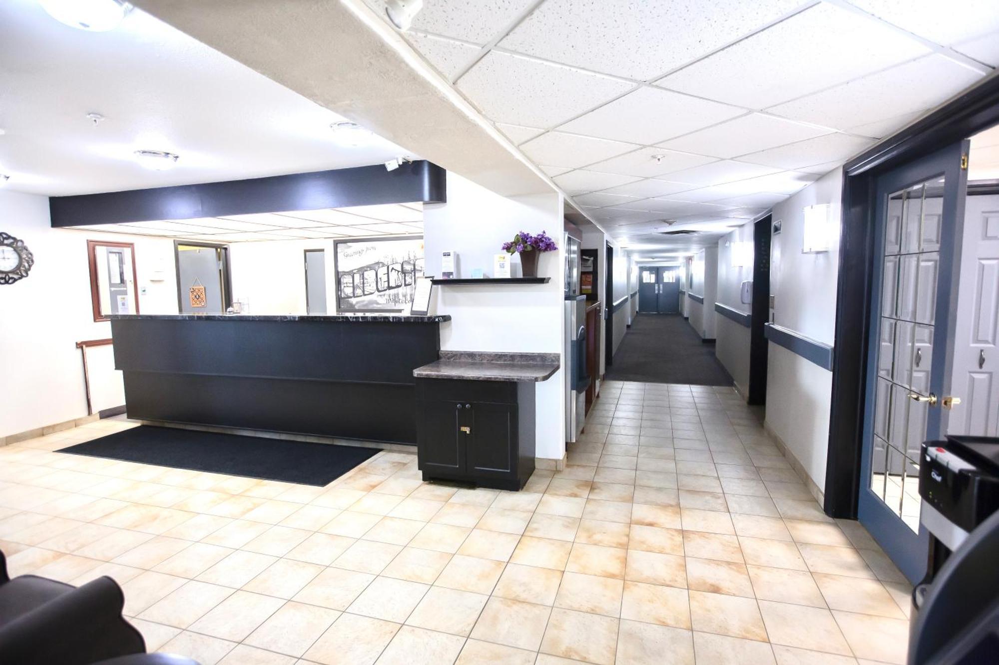 Super 8 By Wyndham Whitecourt Hotel Екстериор снимка