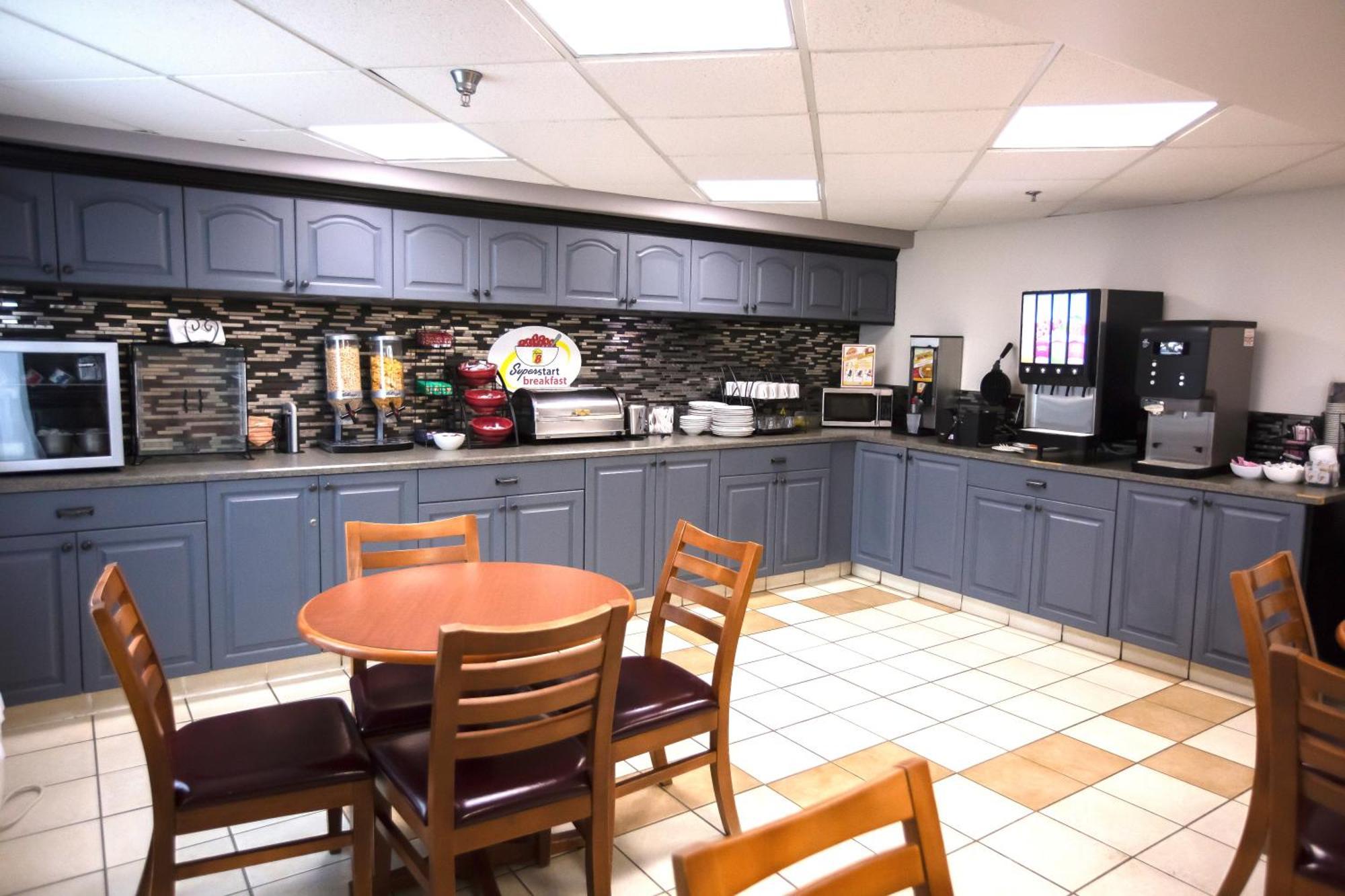 Super 8 By Wyndham Whitecourt Hotel Екстериор снимка