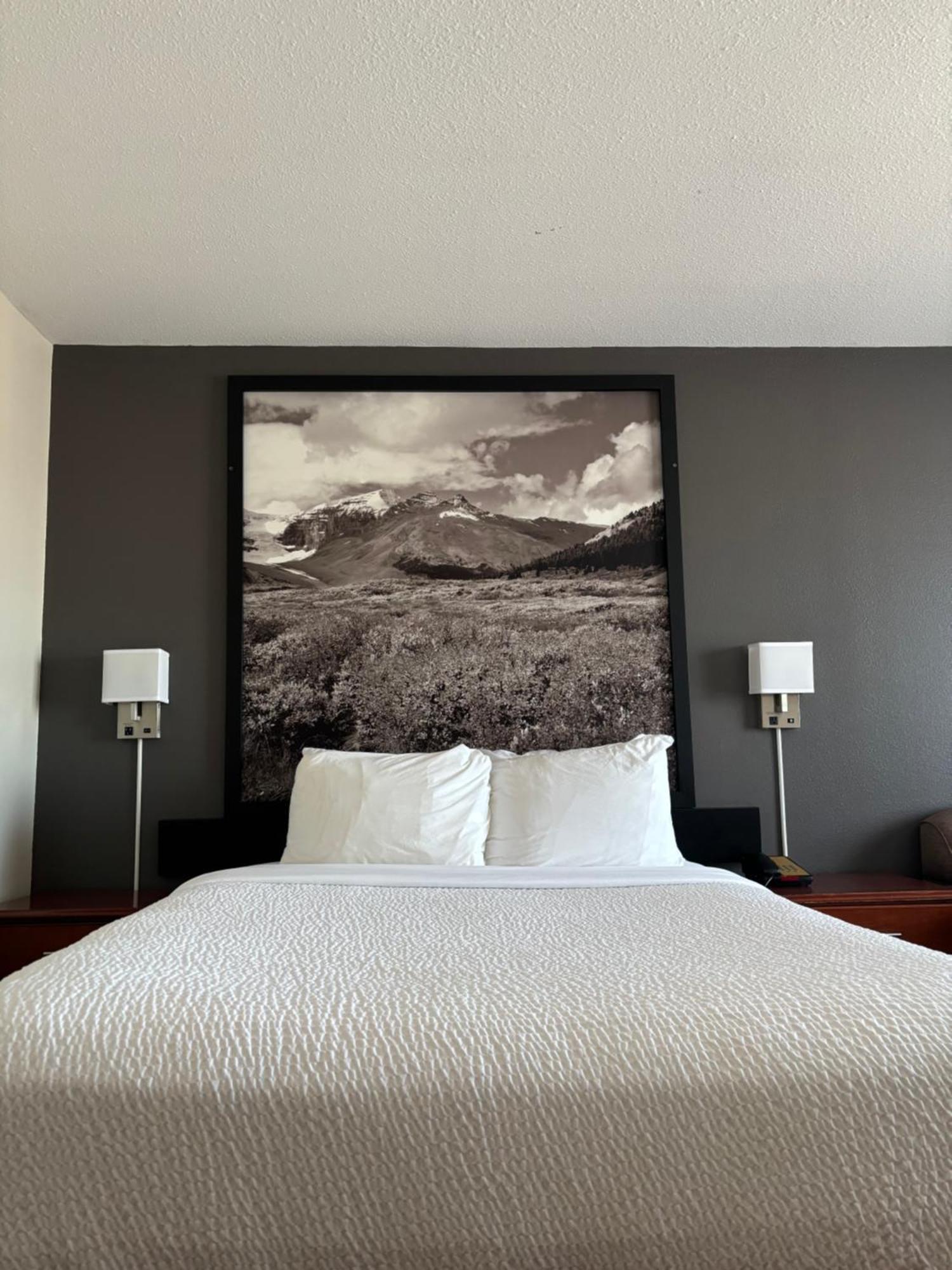 Super 8 By Wyndham Whitecourt Hotel Екстериор снимка