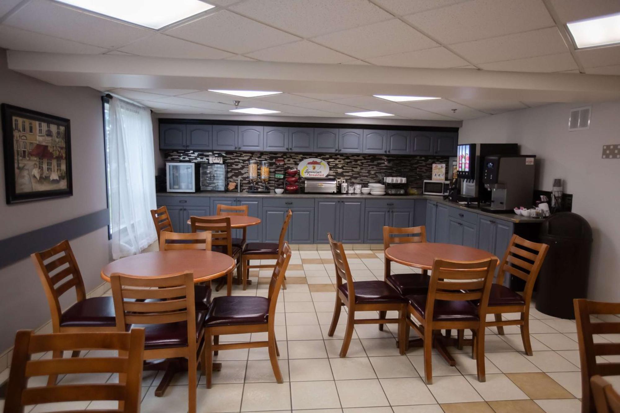 Super 8 By Wyndham Whitecourt Hotel Екстериор снимка