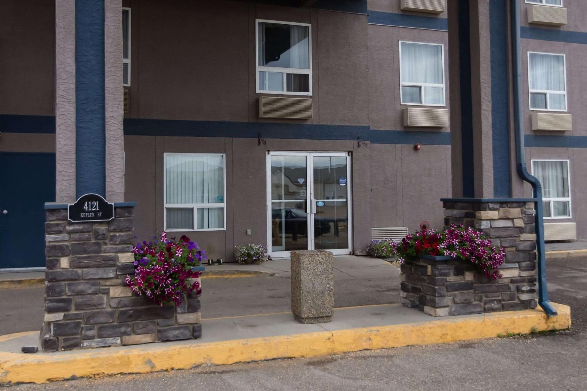 Super 8 By Wyndham Whitecourt Hotel Екстериор снимка