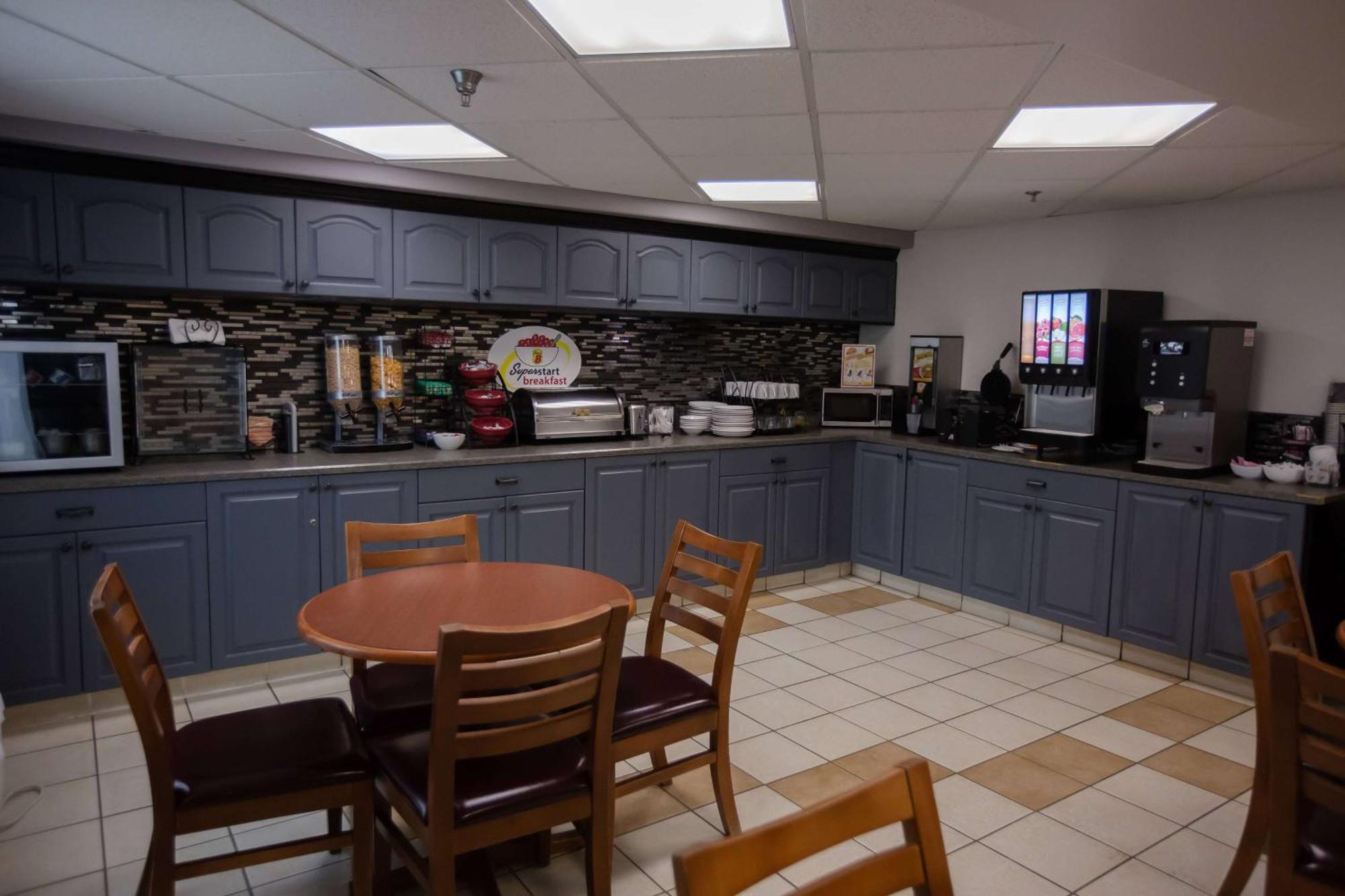 Super 8 By Wyndham Whitecourt Hotel Екстериор снимка