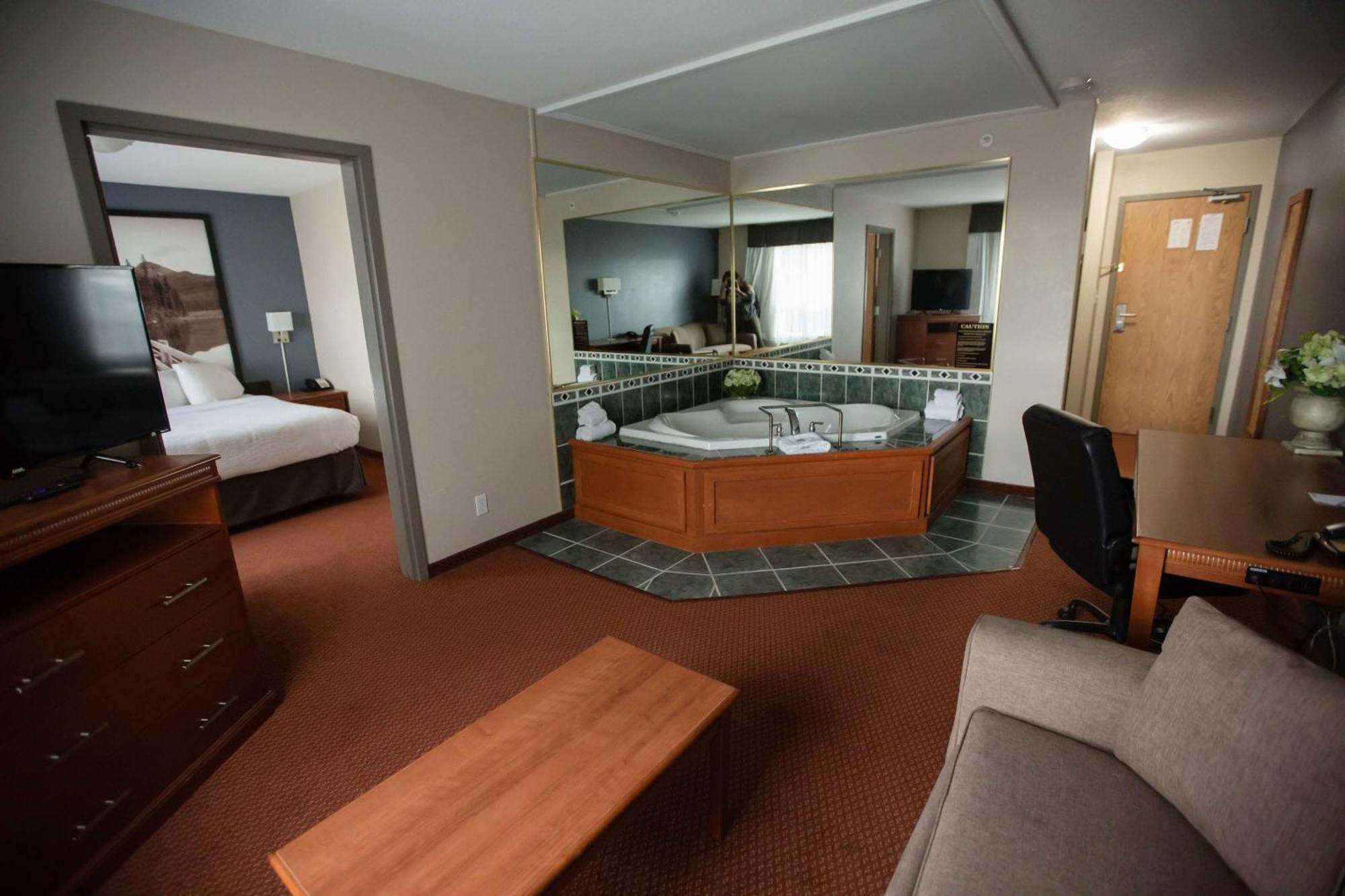 Super 8 By Wyndham Whitecourt Hotel Екстериор снимка