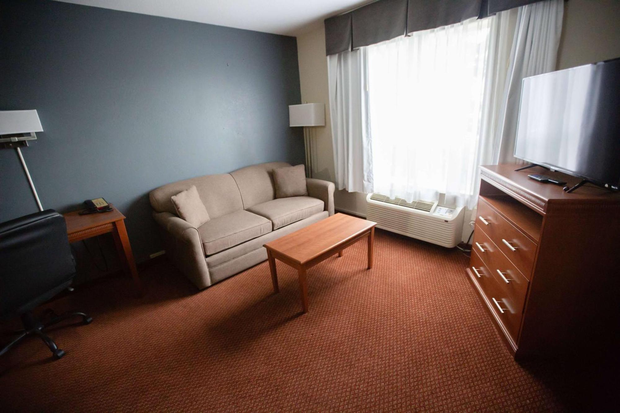 Super 8 By Wyndham Whitecourt Hotel Екстериор снимка