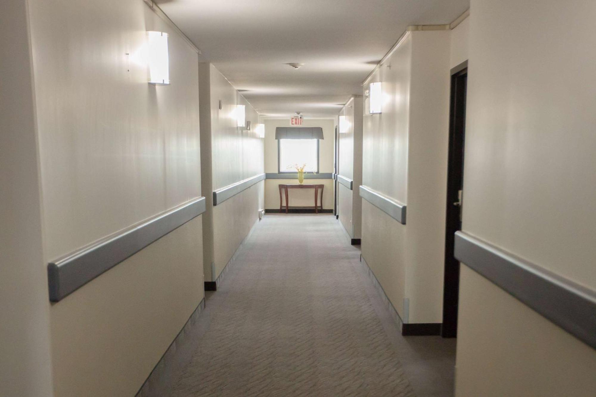 Super 8 By Wyndham Whitecourt Hotel Екстериор снимка
