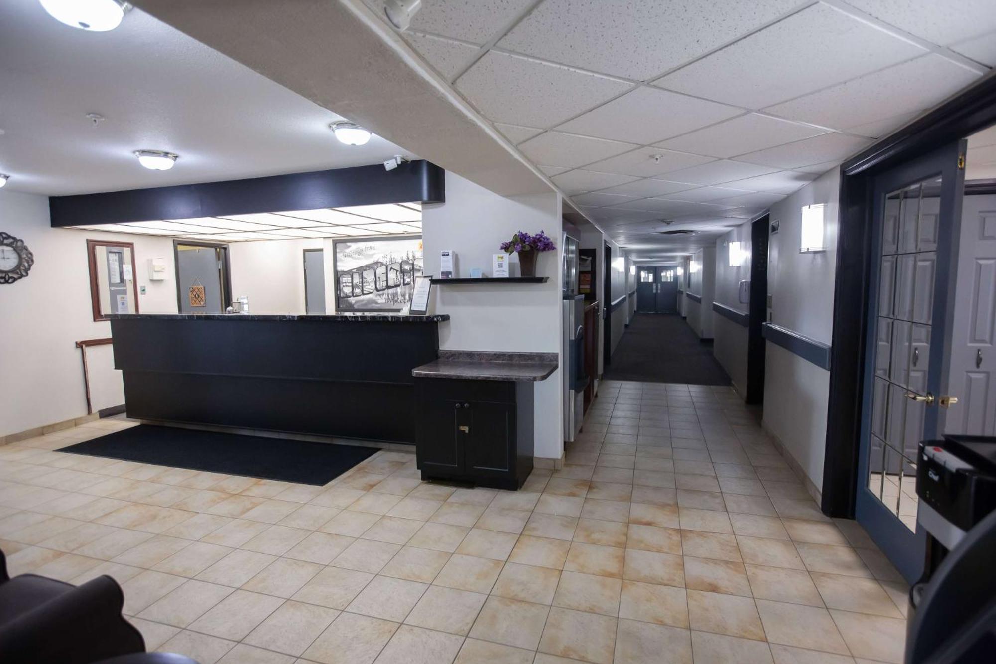 Super 8 By Wyndham Whitecourt Hotel Екстериор снимка