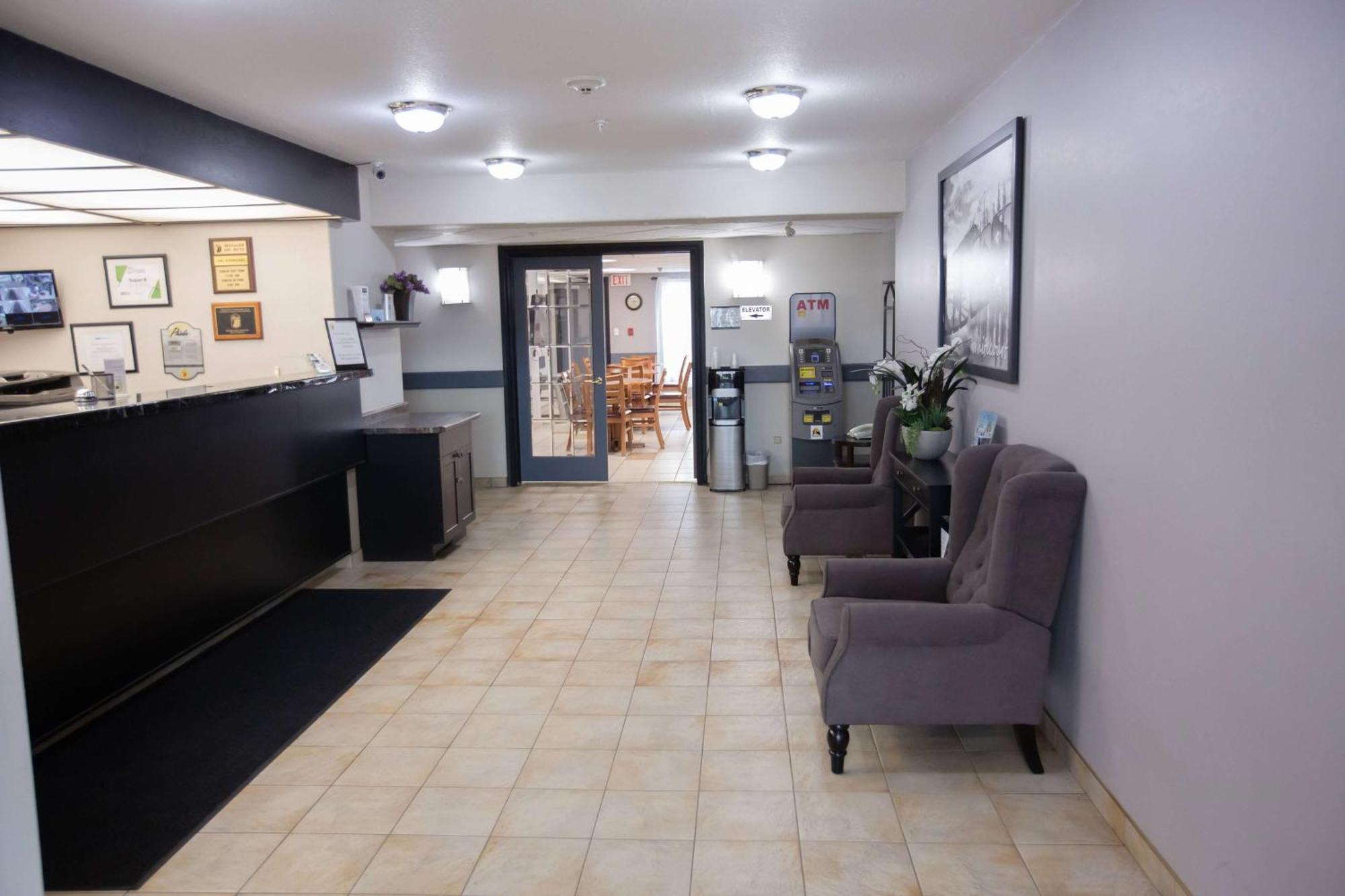 Super 8 By Wyndham Whitecourt Hotel Екстериор снимка