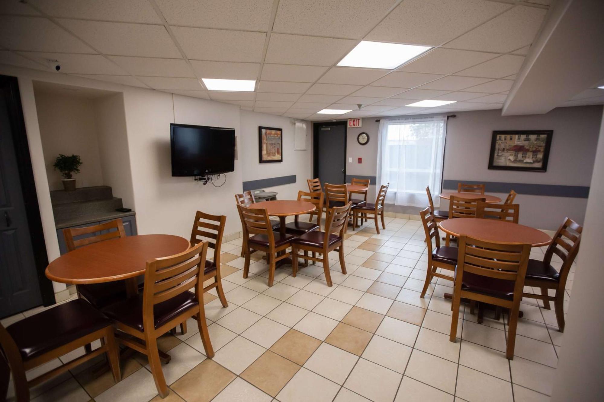 Super 8 By Wyndham Whitecourt Hotel Екстериор снимка